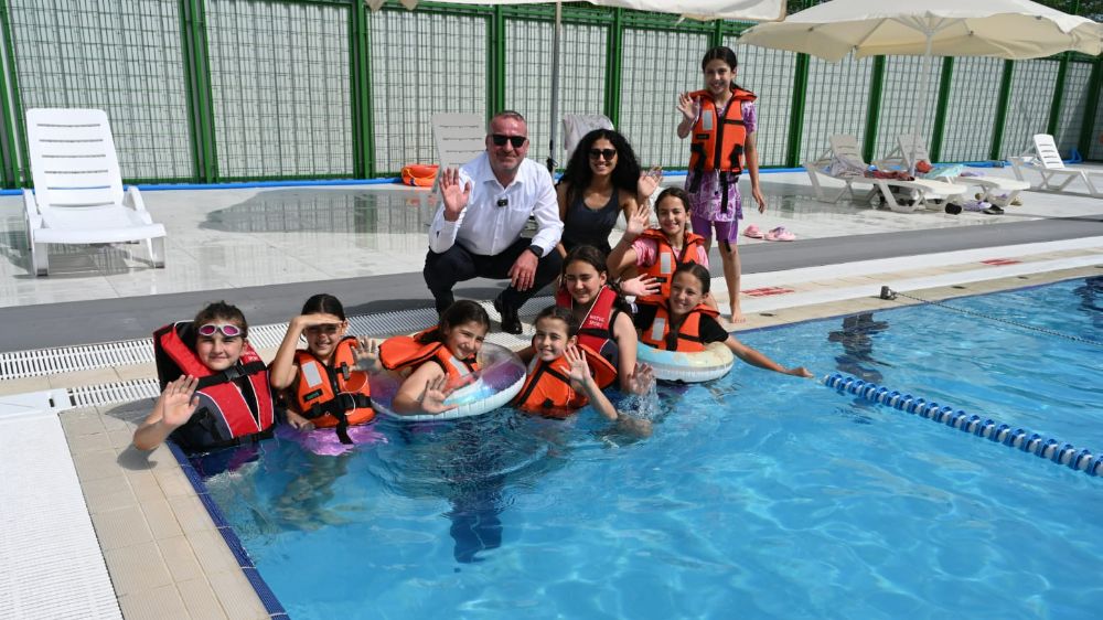 Karacabey’de yenilenen açık yüzme havuzu hizmete girdi