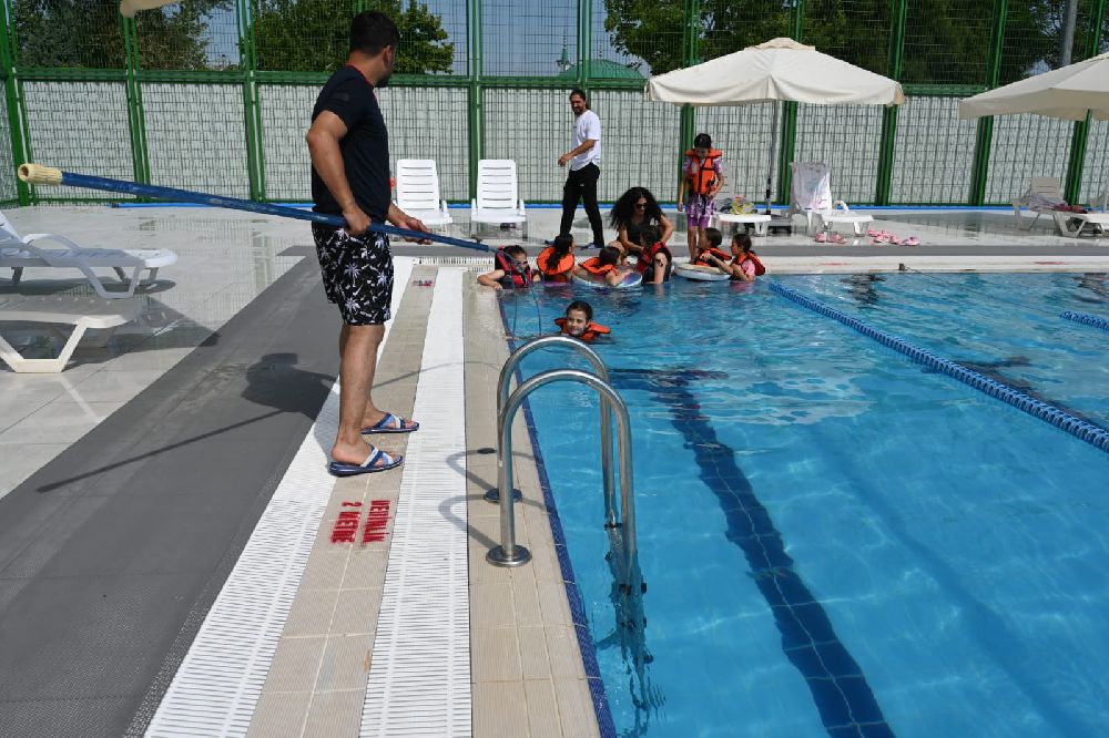 Karacabey’de yenilenen açık yüzme havuzu hizmete girdi