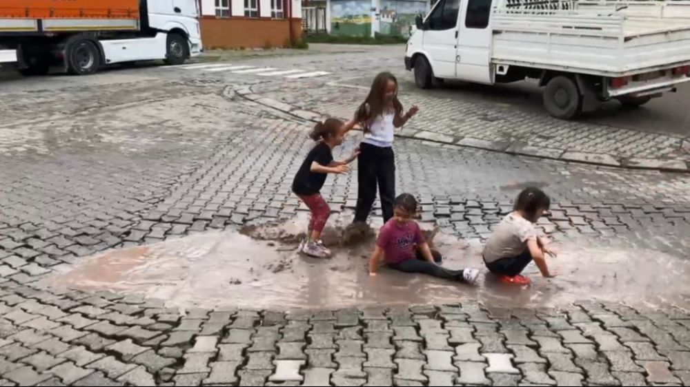 Karadeniz’de yağmur bu kez eğlenceye dönüştü
