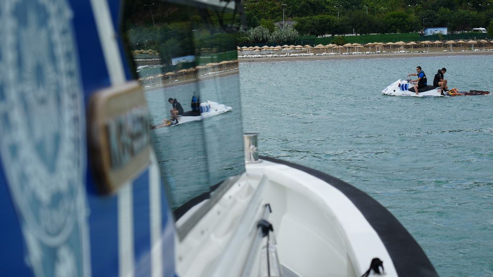 Karadeniz'in hırçın sularında ‘can’ nöbeti: Deniz polisleri zamana karşı yarışıyor