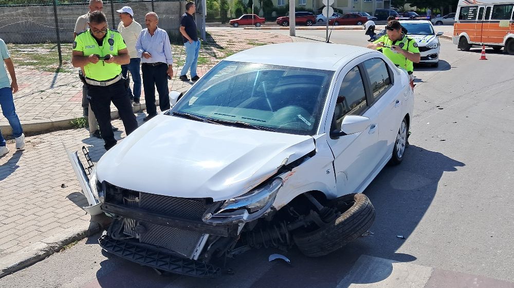 Karaman’da iki otomobil çarpıştı: 1'i çocuk 3 yaralı