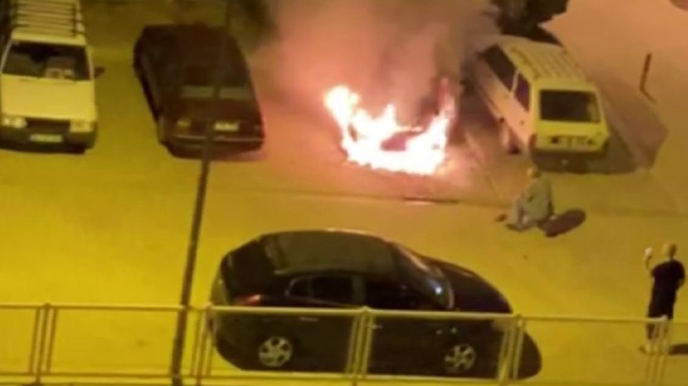 Karaman'da park halindeki otomobil alev alev yandı