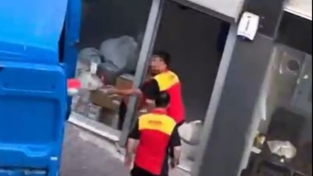 Kargo firması çalışanları kolileri kamyona fırlatarak yükledi