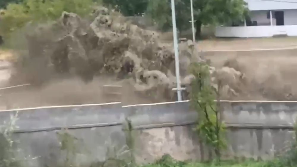  Kars Kağızman'da  selin geliş anı kamerada