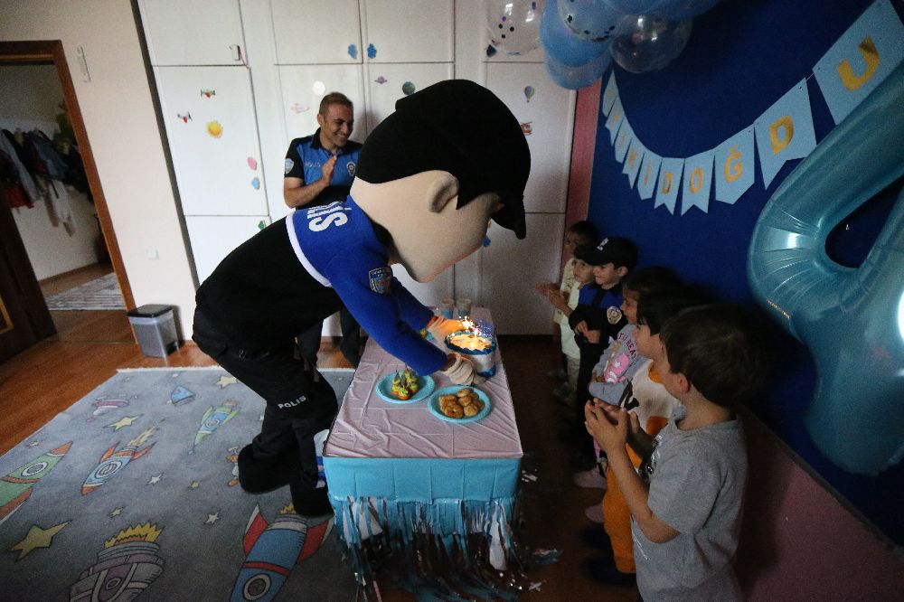 Kars’ta polis olmak isteyen çocuğa, polislerden doğum günü sürprizi