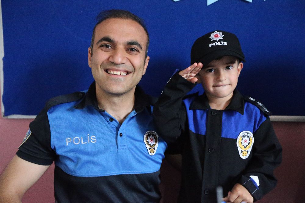 Kars’ta polis olmak isteyen çocuğa, polislerden doğum günü sürprizi