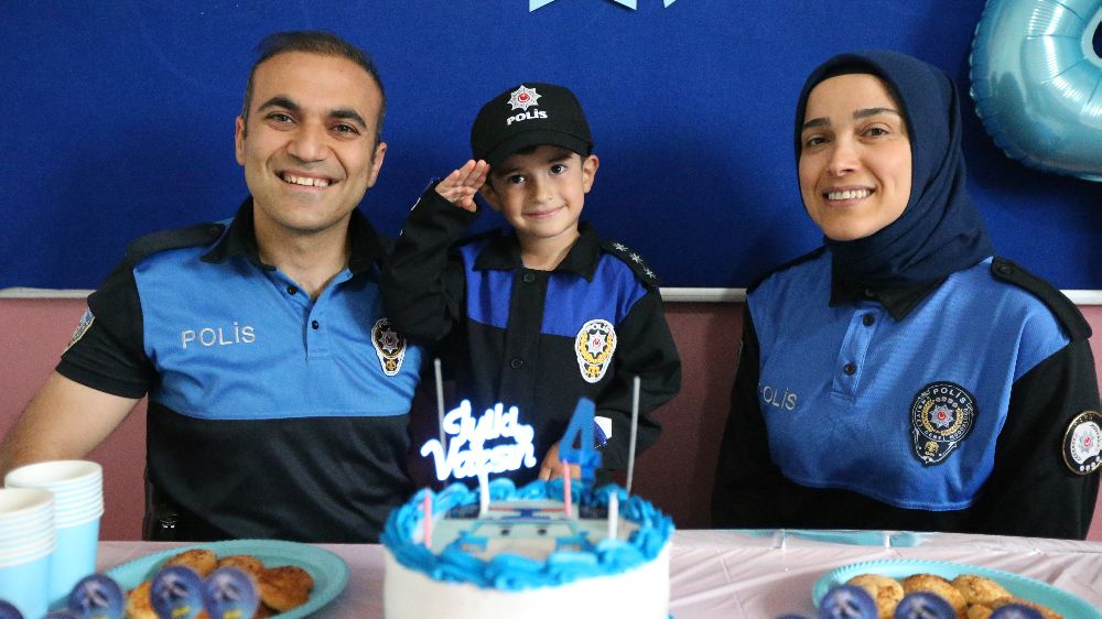 Kars’ta polis olmak isteyen çocuğa, polislerden doğum günü sürprizi