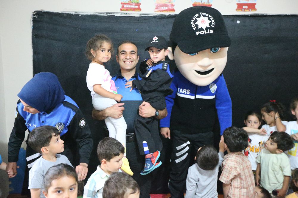 Kars’ta polis olmak isteyen çocuğa, polislerden doğum günü sürprizi