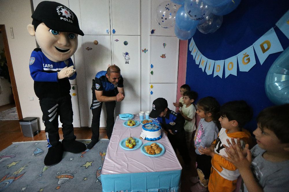 Kars’ta polis olmak isteyen çocuğa, polislerden doğum günü sürprizi