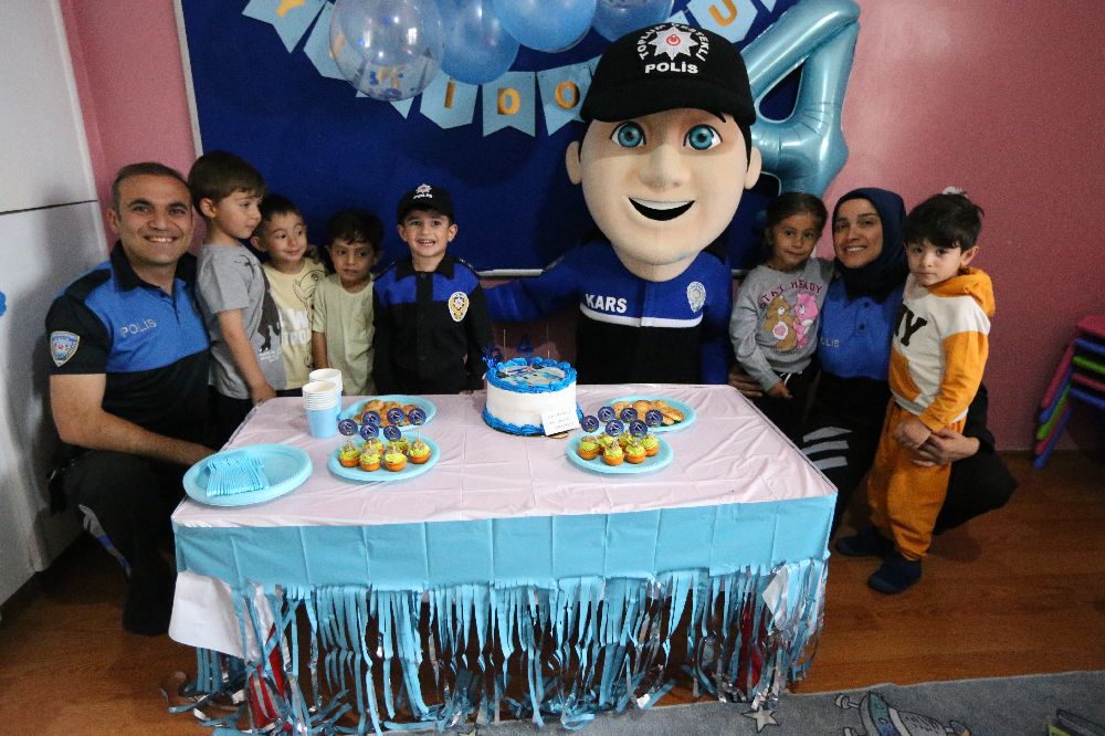 Kars’ta polis olmak isteyen çocuğa, polislerden doğum günü sürprizi