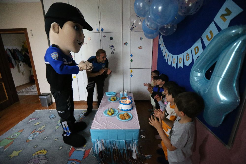 Kars’ta polis olmak isteyen çocuğa, polislerden doğum günü sürprizi