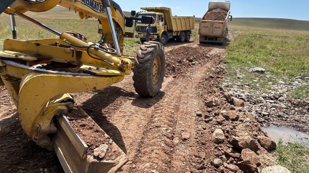 Kars’ta yayla yolları yapımı sürüyor
