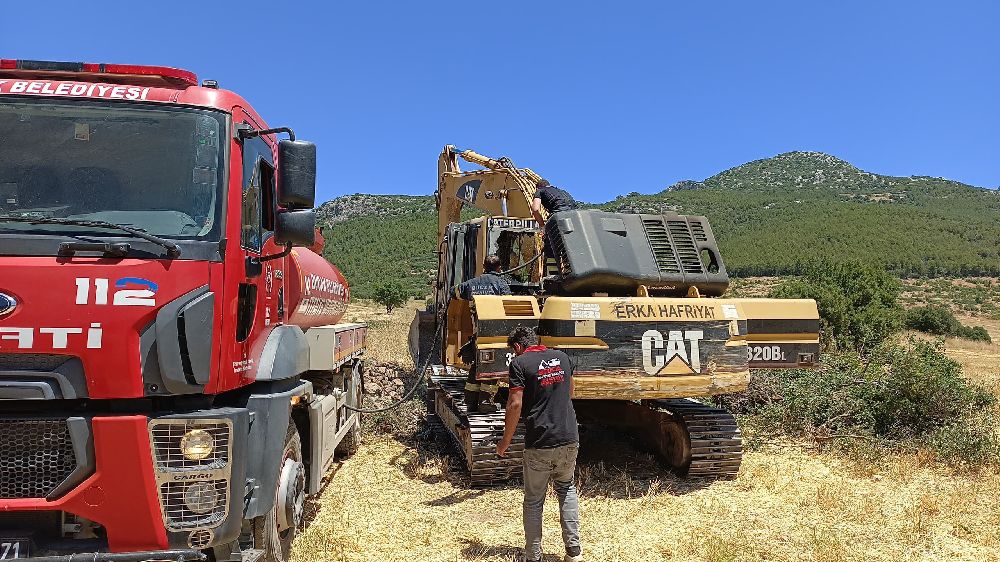 Karşı yola geçmeye çalışan anne ile çocuğa otomobil çarptı