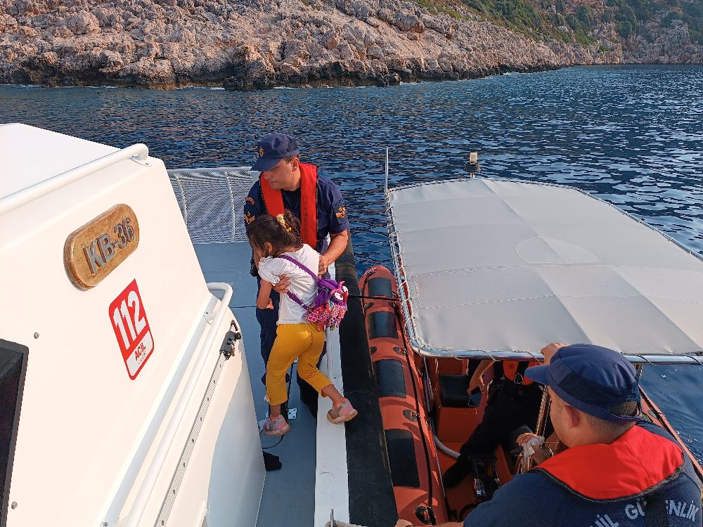 Kaş'ta 21 düzensiz göçmen ve 1 organizatör yakalandı