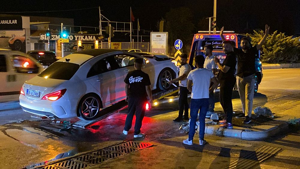  Kavşakta çarpışan 2 otomobilde maddi hasar oluştu