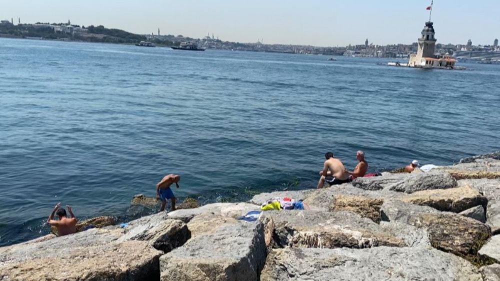 Kavurucu sıcaklar bunalttı, serinlemek isteyenler boğaza koştu