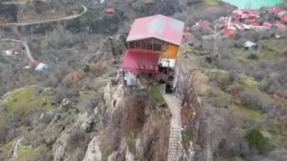 Kayalığa yapılan ev görenleri şaşırtıyor; 96 basamakla çıkılıyor