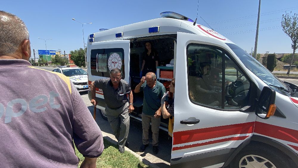 Kaza yapan otomobilden burnu kanamadan çıktılar