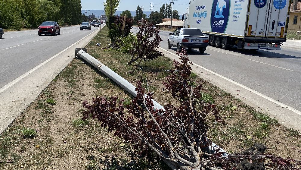 Kaza yapan otomobilden burnu kanamadan çıktılar