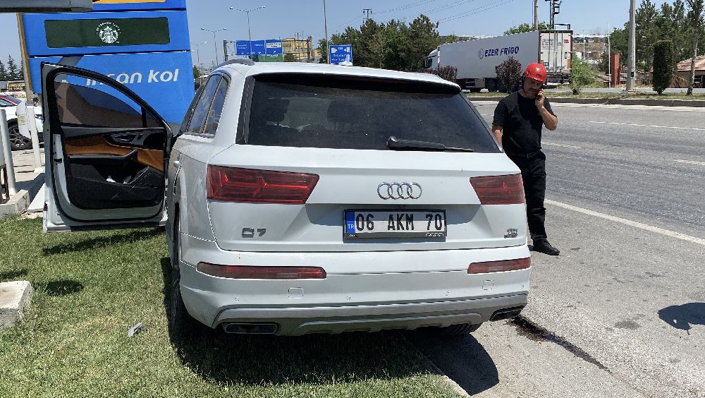 Kaza yapan otomobilden burnu kanamadan çıktılar