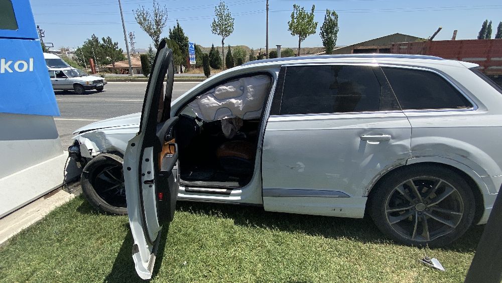 Kaza yapan otomobilden burnu kanamadan çıktılar