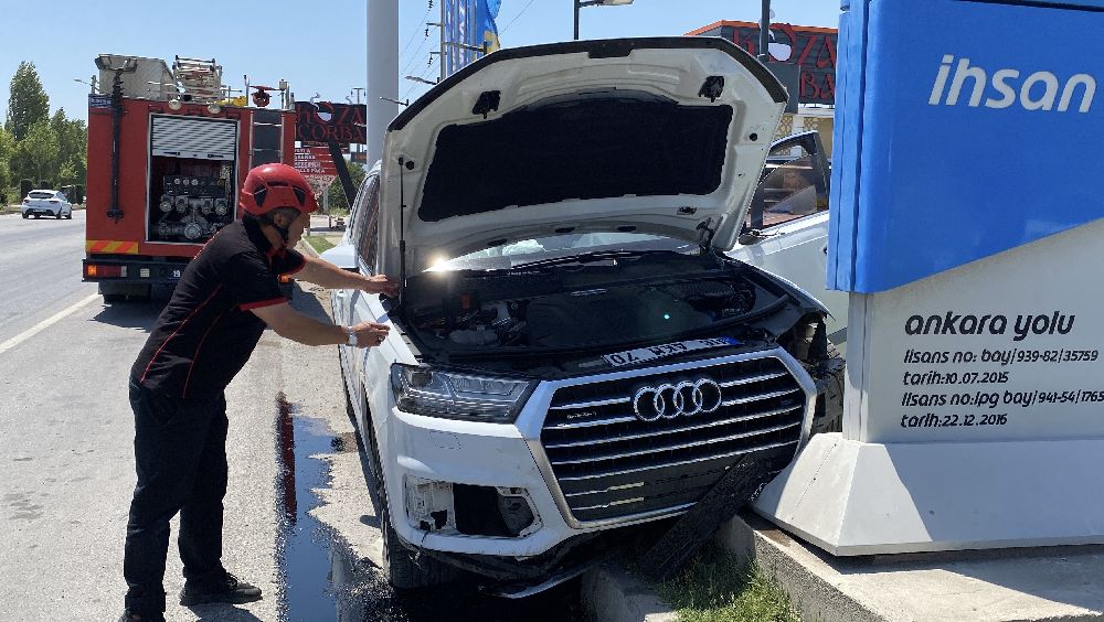 Kaza yapan otomobilden burnu kanamadan çıktılar