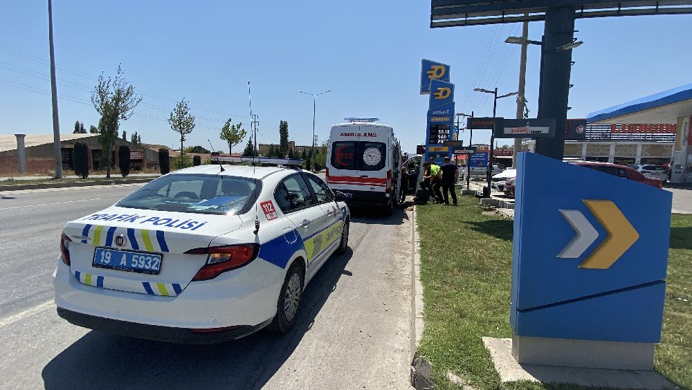 Kaza yapan otomobilden burnu kanamadan çıktılar