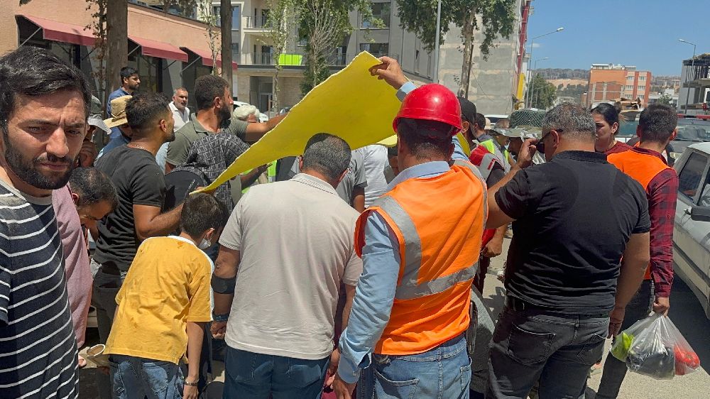 Kaza yerinde inşaat işçilerinden örnek davranış