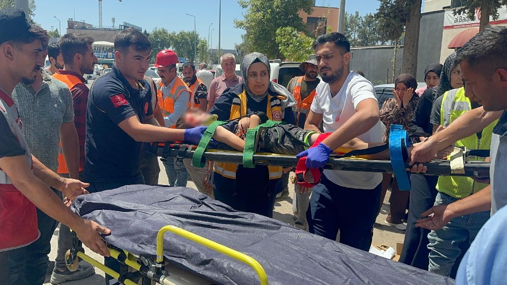 Kaza yerinde inşaat işçilerinden örnek davranış