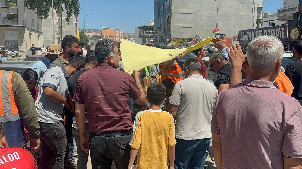 Kaza yerinde inşaat işçilerinden örnek davranış