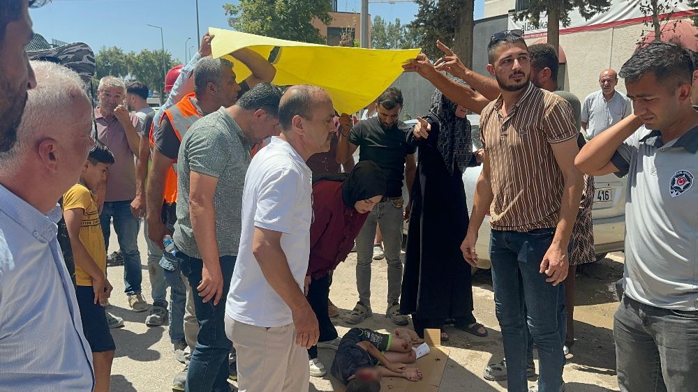 Kaza yerinde inşaat işçilerinden örnek davranış