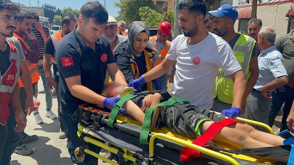 Kaza yerinde inşaat işçilerinden örnek davranış