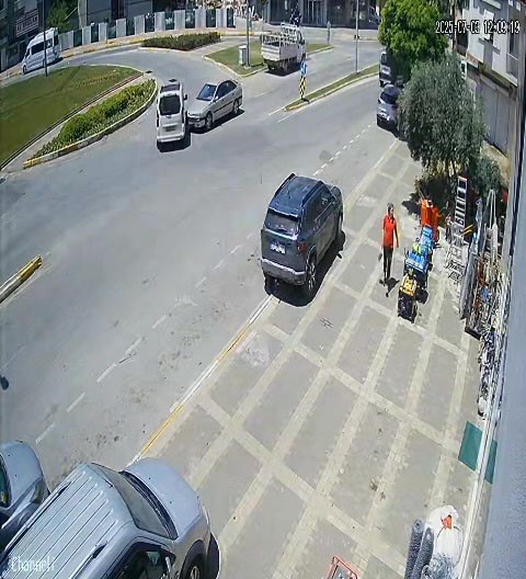 Kazada devrilip, tekrar tekerlerinin üzerine düştü