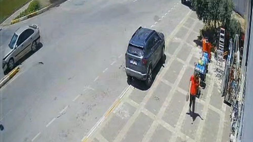  Kazada devrilip, tekrar tekerlerinin üzerine düştü