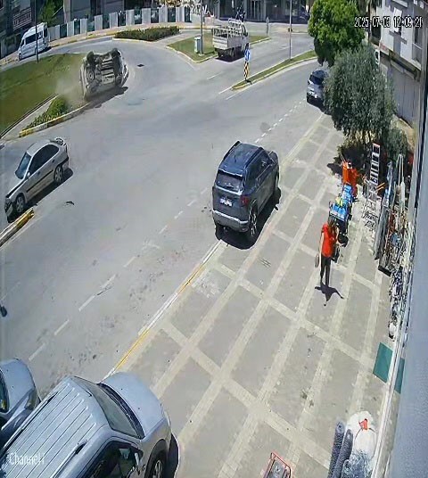 Kazada devrilip, tekrar tekerlerinin üzerine düştü