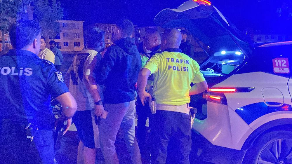 Kazaya karışan otomobilin alkollü yolcusu polis ekiplerine zorluk çıkarttı