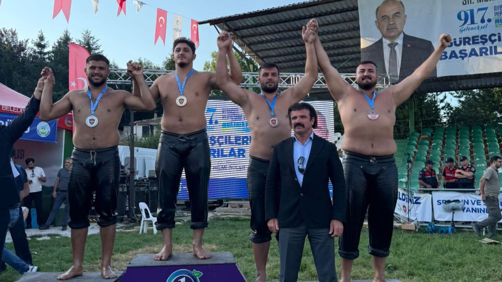 Kemer Belediyesi güreşçileri kürsüye çıktı