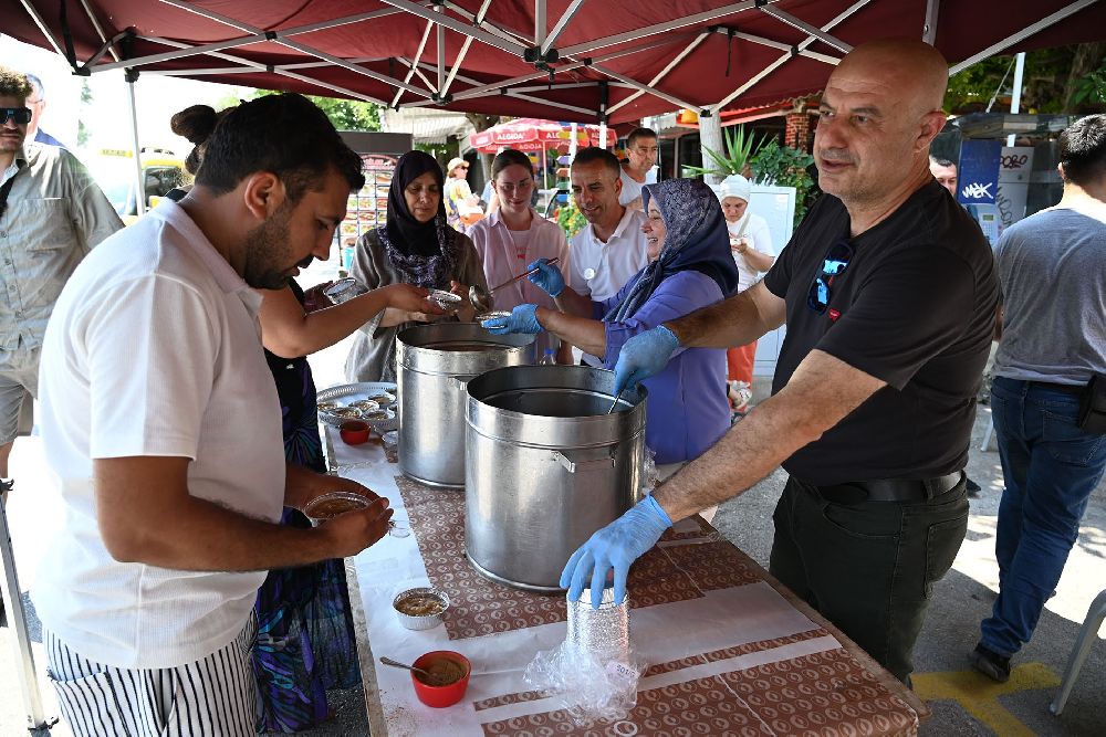 Kemer Belediyesi’nden aşure ikramı