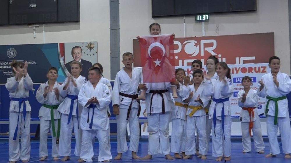 Kırklareli'nde yaz spor okulları törenle açıldı