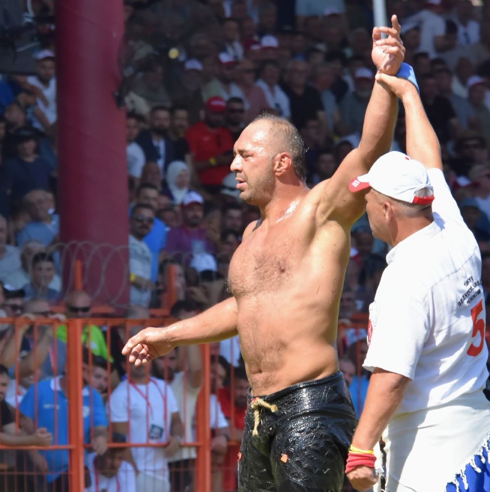 Kırkpınar’da 16 başpehlivan üçüncü tura yükseldi