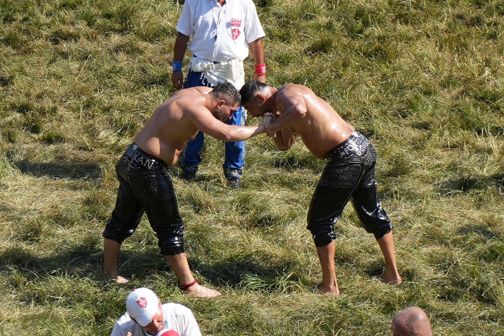 Kırkpınar’da 16 başpehlivan üçüncü tura yükseldi