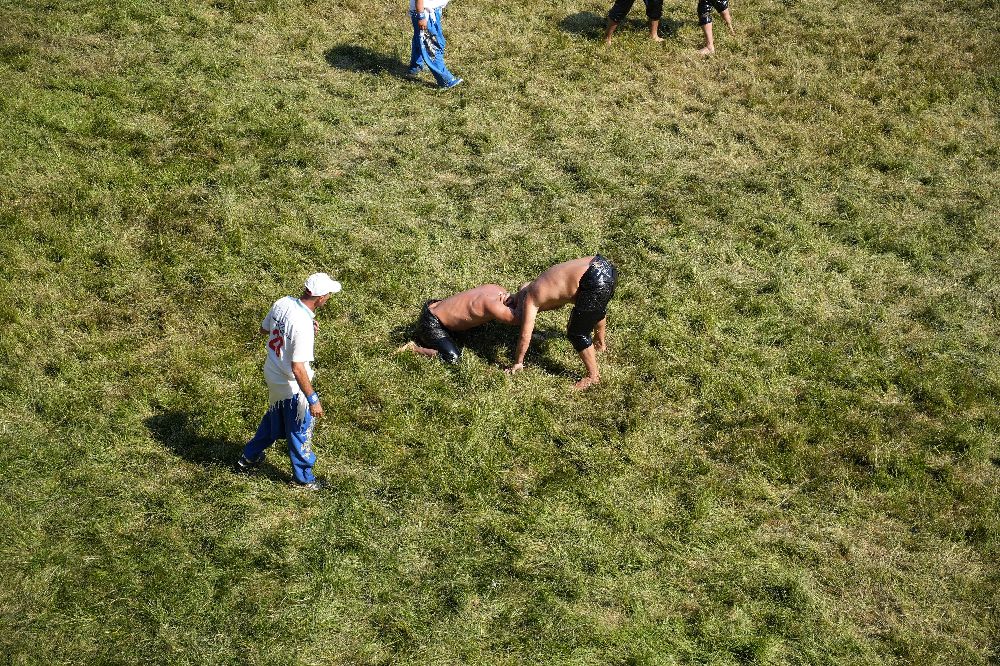 Kırkpınar’da 16 başpehlivan üçüncü tura yükseldi