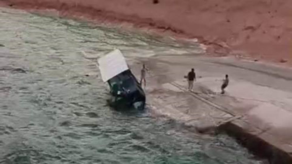Kıyıdaki tekne rüzgarın etkisiyle suya gömüldü