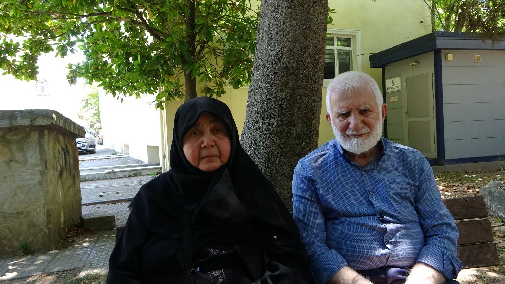 Kızı ve damadıyla ortak aldıkları evden atılan yaşlı çift, günlerini cami avlusunda geçiriyor