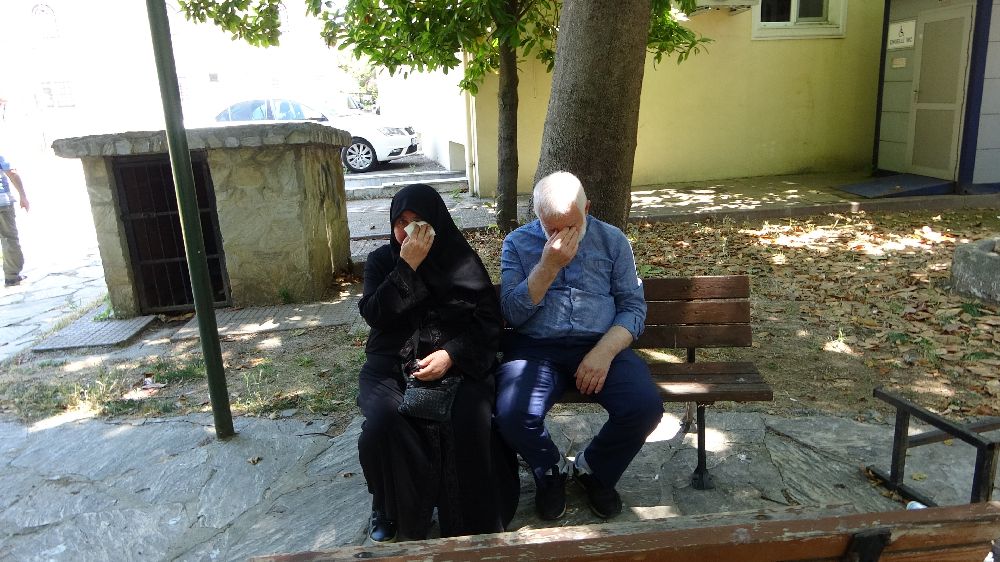 Kızı ve damadıyla ortak aldıkları evden atılan yaşlı çift, günlerini cami avlusunda geçiriyor