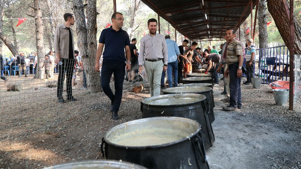 Kızılcabölük Festivalinde 50 kazan keşkek vatandaşlara dağıtıldı