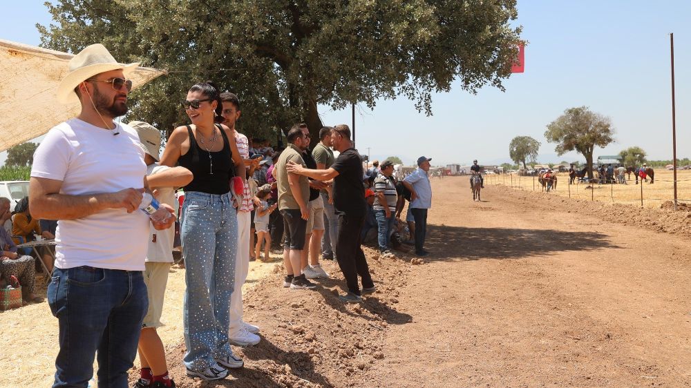 Kızılcabölük Rahvan At Yarışları yoğun katılımla gerçekleşti