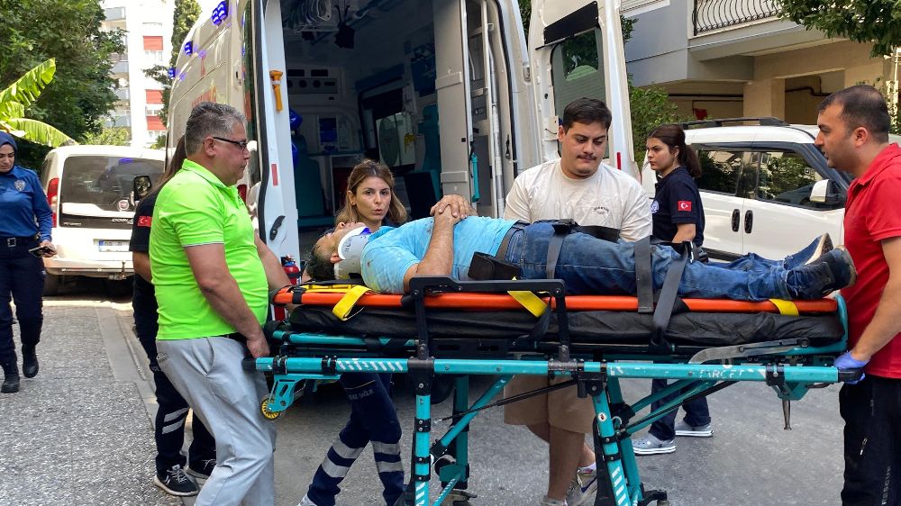 Klima tamiri yapmak isterken merdivenden düşen usta yaralandı