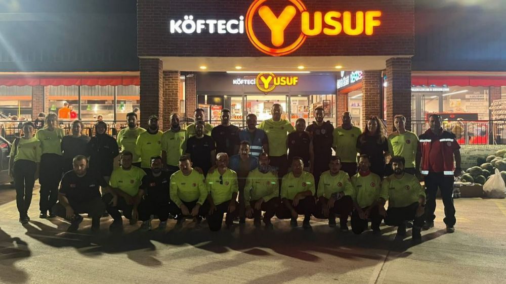 Köfteci Yusuf, yangınla mücadele eden ekiplere kapılarını açtı