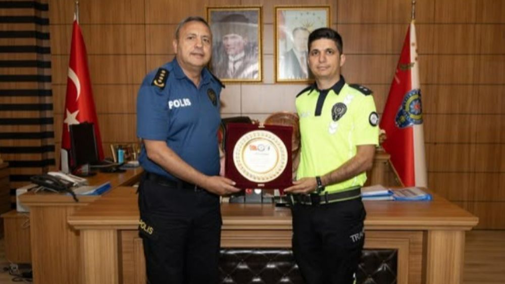 Komiser Fatih Sanay'a teşekkür plaketi